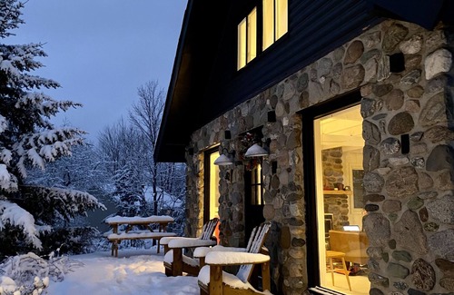 Sutton Ski Chalet | Cozy cottage life on a quiet road between the village and Mont Sutton πΏπ΄ββοΈπ