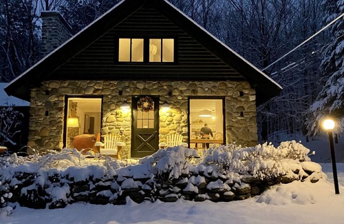 Sutton Ski Chalet | Cozy cottage life on a quiet road between the village and Mont Sutton πΏπ΄ββοΈπ