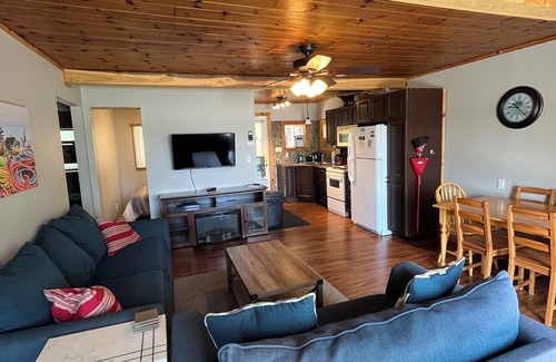 Tobermory Cottage | Cozy cottage located on Cameron Lake in beautiful Bruce Peninsula
