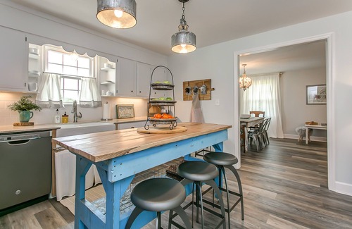 Franklin House | Cozy Cottage located in Franklin, TN on a 6 Acre Mini Farm