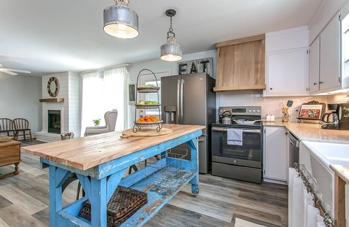Franklin House | Cozy Cottage located in Franklin, TN on a 6 Acre Mini Farm
