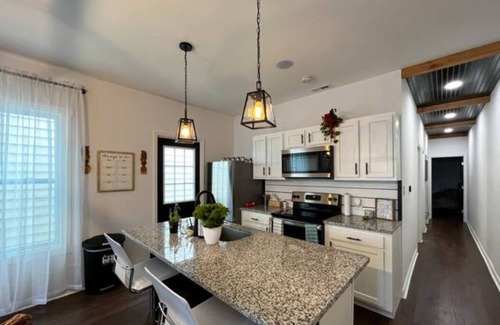 Covington House | ✨COZY Cottage Meets Convenience w/ON SITE PARKING🔥