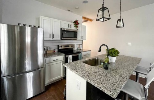 Covington House | ✨COZY Cottage Meets Convenience w/ON SITE PARKING🔥