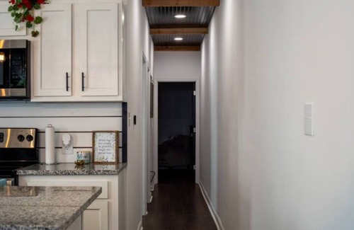 Covington House | ✨COZY Cottage Meets Convenience w/ON SITE PARKING🔥