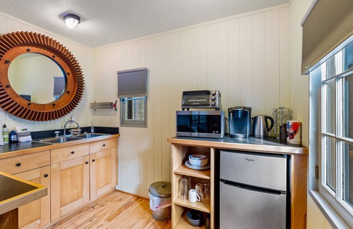 Asheville Cottage | Cozy cottage minutes from downtown Asheville with a countryside feel