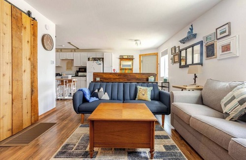Anaconda House | Cozy Cottage near downtown brings Georgetown Lake & Fairmont to your fingertips!
