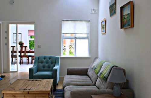 Oughterard House | Cozy cottage near river park in Oughterard