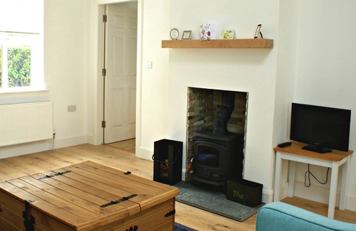 Oughterard House | Cozy cottage near river park in Oughterard