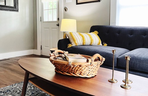 Ozark Cottage | Cozy Cottage Near the Ozark Square. Less than 5 minutes to Finley Farms!
