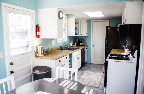 Cloverhill House | Cozy Cottage Near the Airport (3 min to airport)