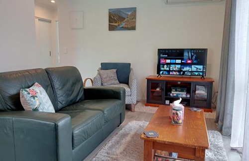 Lowburn House | Cozy Cottage on Begg Lane