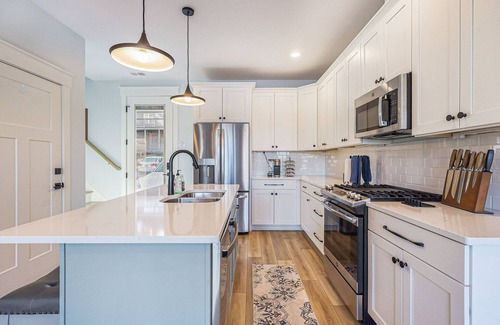 Smyrna House | Cozy Cottage on Big Pine Island with Chefs Kitchen