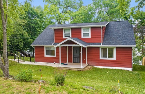 Columbia City House | Cozy Cottage on Cedar Lake with Children's Club House. Perfect For Familiesn