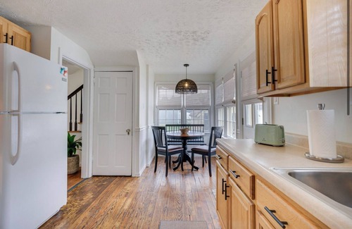Portsmouth Cottage | Cozy Cottage on Coles Charming 2-bedroom cottage in Portsmouth with AC, WiFi