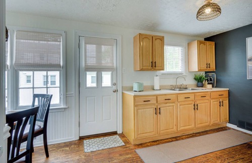 Portsmouth Cottage | Cozy Cottage on Coles Charming 2-bedroom cottage in Portsmouth with AC, WiFi