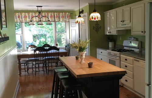 Cassopolis House | Cozy Cottage on Diamond Lake - Near Park Shore Marina