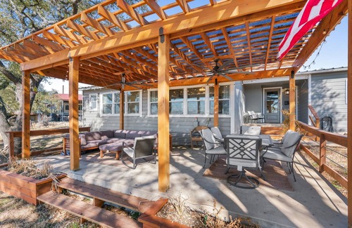 Oatmeal House | Cozy Cottage on Flat Creek - 5 min from Flat Creek Winery!