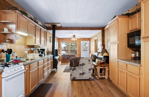 Mercer Cabin | Cozy Cottage on Grand Portage Lake, Right on ATV and Snowmobile Trail!