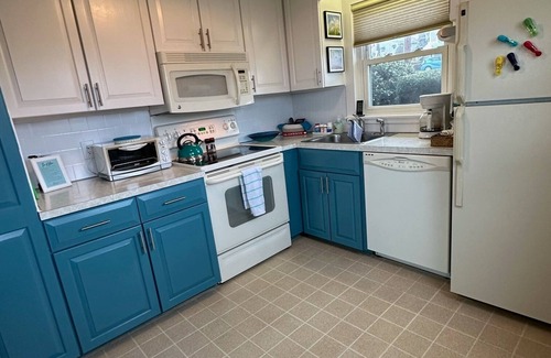 Great Neck Cottage | Cozy cottage on Great Neck, easy walk to Pavilion Beach!