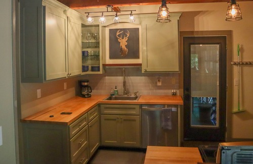 Fort Ann Cottage | Cozy cottage on Hadlock Lake with 85 feet of land dock!