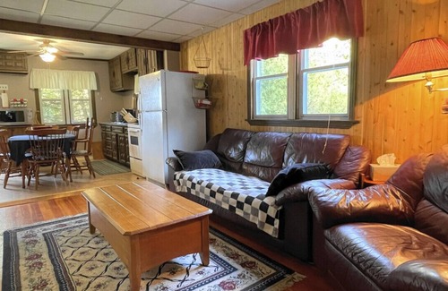 Lakefield House | Cozy Cottage on Katchawanooka Lake