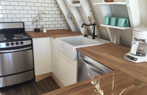 Shelby Cottage | Cozy Cottage On Lake Michigan Shore, Newly Renovated, Flat & few Steps To Beach