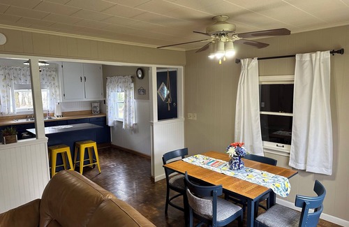 Gladstone Cottage | Cozy cottage on Little Bay De Noc minutes away from a public boat launch!