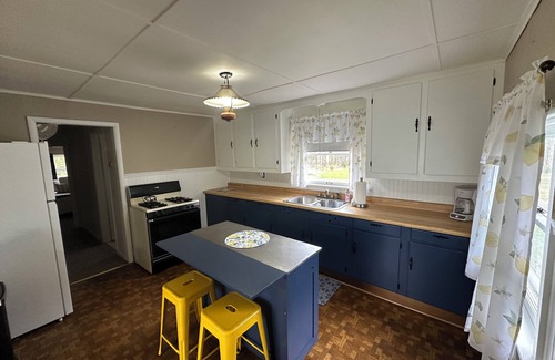 Gladstone Cottage | Cozy cottage on Little Bay De Noc minutes away from a public boat launch!