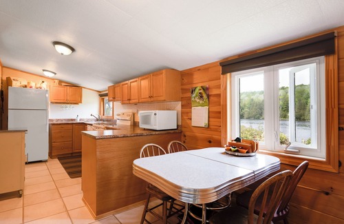 North Frontenac Cottage | Cozy cottage on the lake with kayaks included