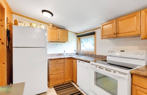 North Frontenac Cottage | Cozy cottage on the lake with kayaks included