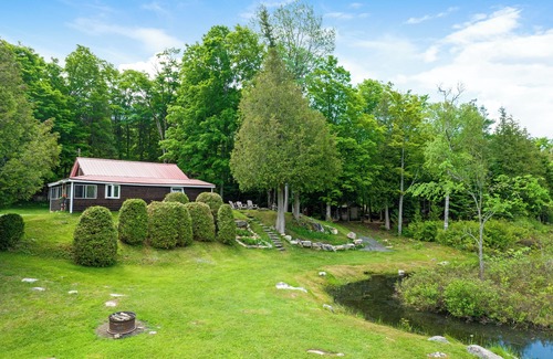 North Frontenac Cottage | Cozy cottage on the lake with kayaks included
