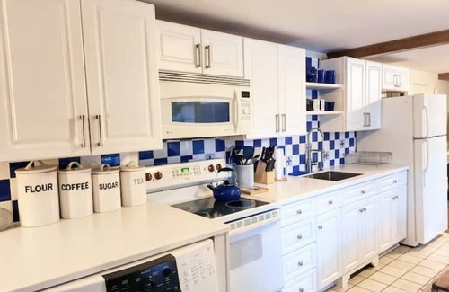 Otis Cottage | Cozy Cottage on the Lake