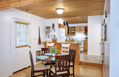 Skyland Cottage | Cozy Cottage on the Ridge 5min to Downtown Asheville