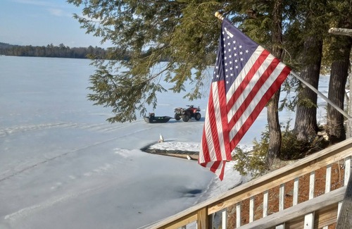 Manchester House | Cozy Cottage on water's edge of Lake Cobbosseecontee