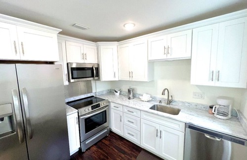 Navy Point Cottage | Cozy Cottage/One Block Away FromWater!