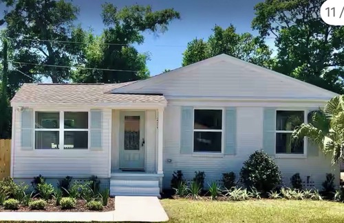 Navy Point Cottage | Cozy Cottage/One Block Away FromWater!