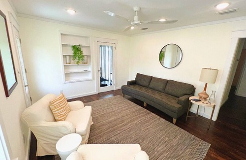 Navy Point Cottage | Cozy Cottage/One Block Away FromWater!