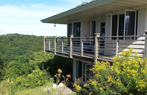 Maiden Rock Cottage | Cozy cottage overlooking Lake Pepin