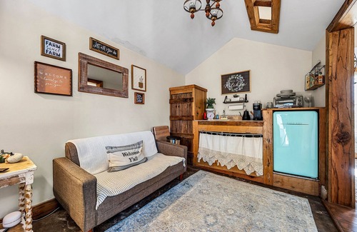 Sevierville Cottage | Cozy Cottage Perfect for Couples Getaway near the Smoky Mountain, Dollywood & PF