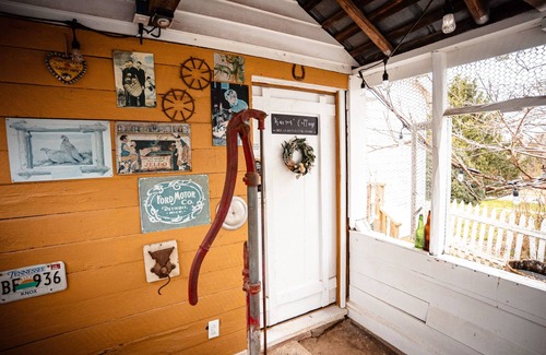 Sevierville Cottage | Cozy Cottage Perfect for Couples Getaway near the Smoky Mountain, Dollywood & PF