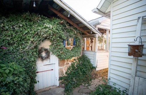 Sevierville Cottage | Cozy Cottage Perfect for Couples Getaway near the Smoky Mountain, Dollywood & PF