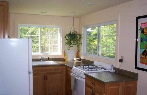 Granville Cottage | Cozy Cottage, Private Lake with Picnic Area & Firepit