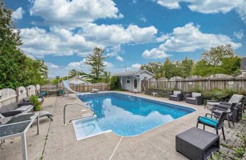 Penetanguishene House | Cozy Cottage Retreat: HotTub, PingPong/Pool Table, Heated Pool, Fireplace