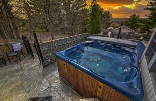 Penetanguishene House | Cozy Cottage Retreat: HotTub, PingPong/Pool Table, Heated Pool, Fireplace