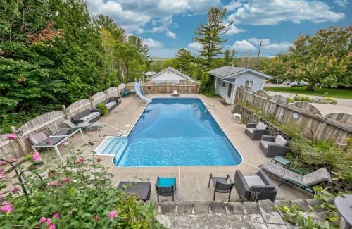 Penetanguishene House | Cozy Cottage Retreat: HotTub, PingPong/Pool Table, Heated Pool, Fireplace