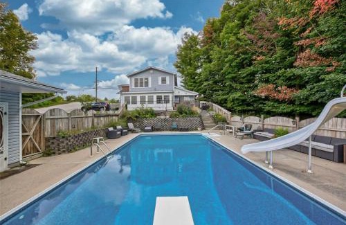 Penetanguishene House | Cozy Cottage Retreat: HotTub, PingPong/Pool Table, Heated Pool, Fireplace