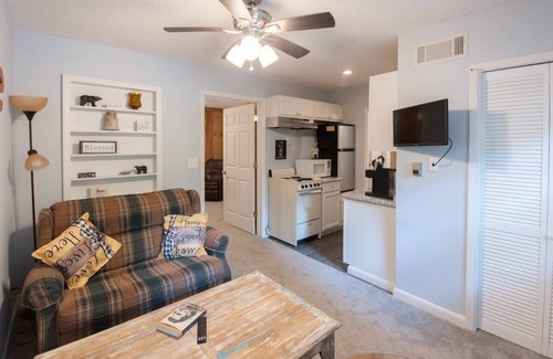 Otto House | Cozy cottage retreat with hot tub & fire pit