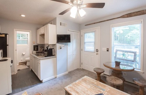 Otto House | Cozy cottage retreat with hot tub & fire pit