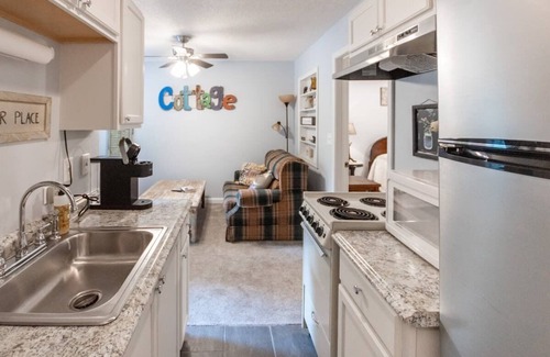 Otto House | Cozy cottage retreat with hot tub & fire pit