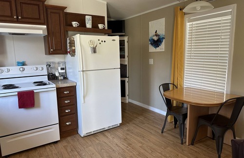 Cascadia Cottage | Cozy Cottage right on the McKenzie River!
